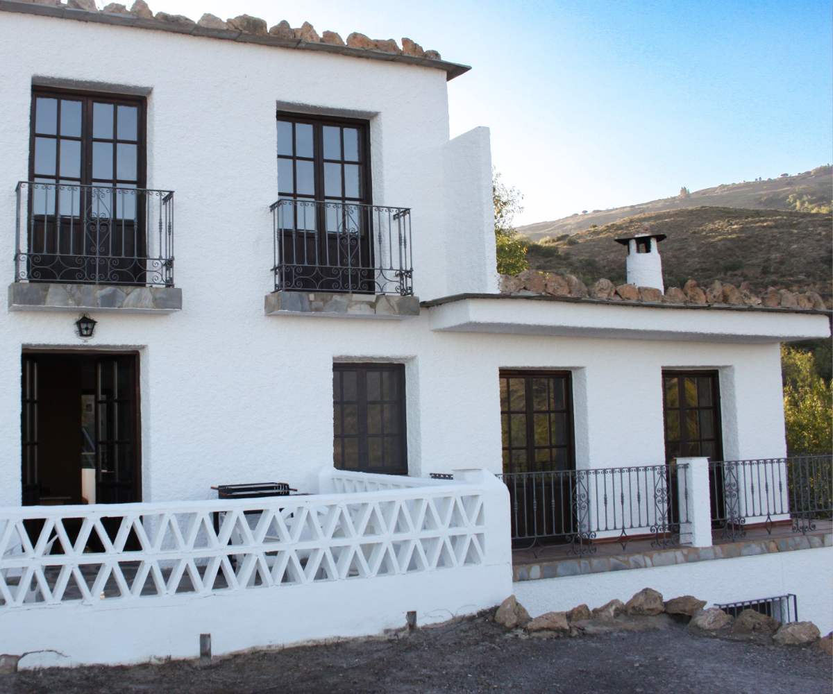 Hace unos años parecía impensable, pero hoy cada vez son más las personas que cambian durante unos días la oficina o el escritorio de casa por un entorno mucho más inspirador. El teletrabajo en casa rural se ha convertido en una forma de combinar productividad y bienestar, permitiendo trabajar con la misma eficacia mientras se disfruta de un ambiente mucho más tranquilo.
